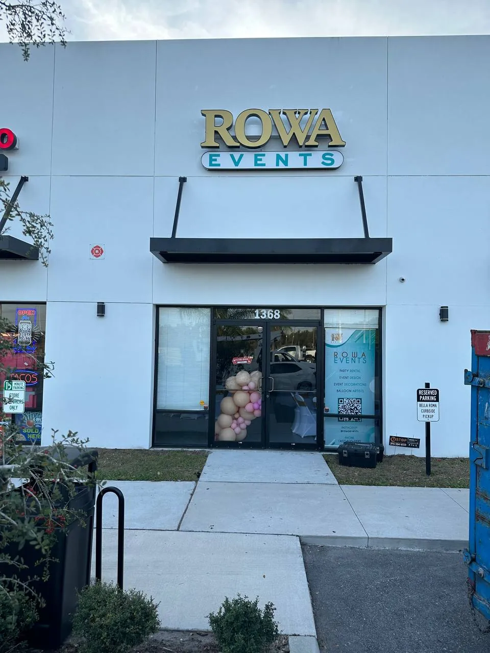 ROWA Events dimensional letters on a white facade
